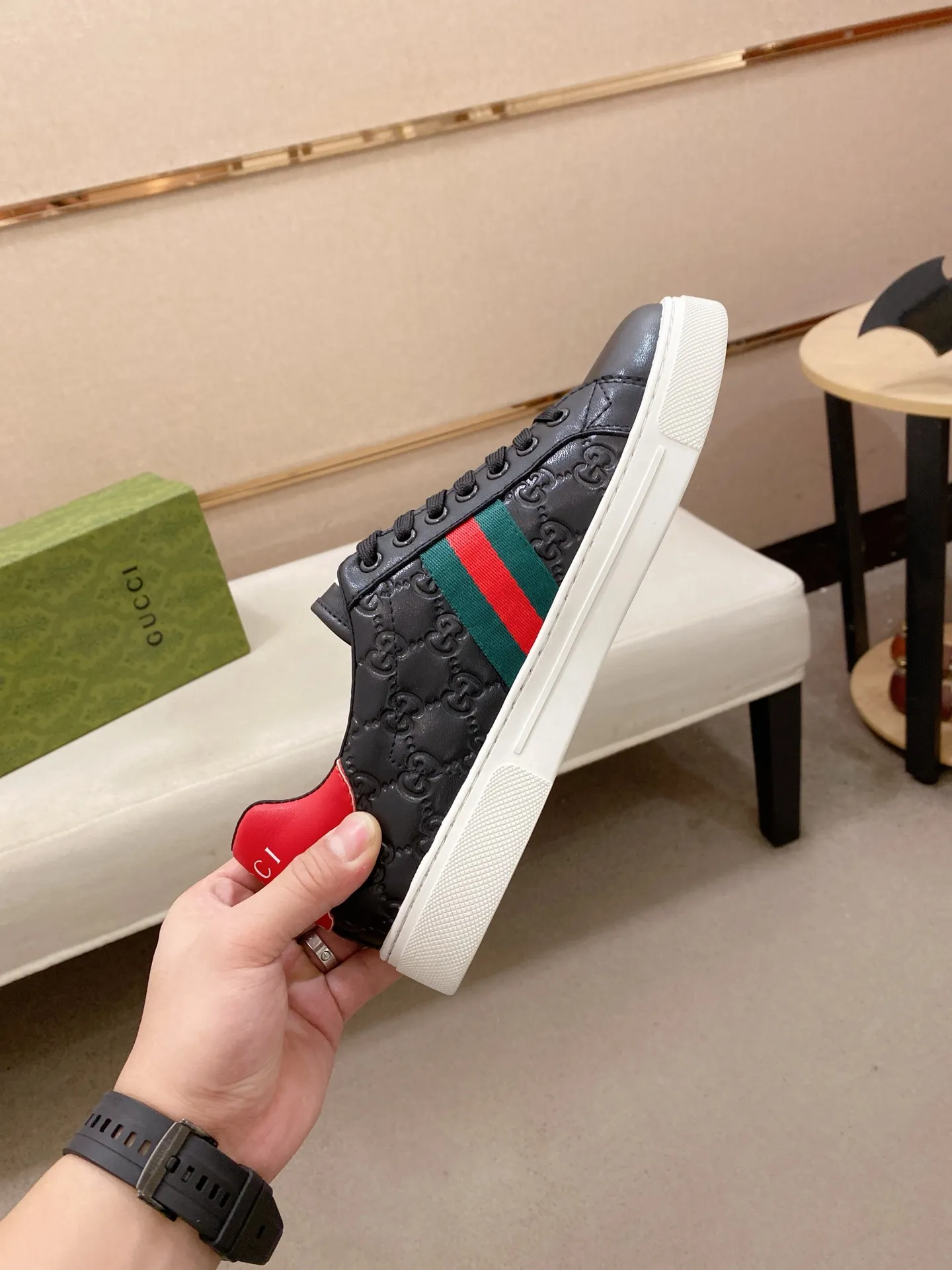Factory price: 480💰 (GUCCI) The latest model from the official website 🎁🎁Casual and fashionable men's shoes👟, hot style 💥The version is simple and elegant, exclusive for trendy men. Unique official website latest brand elements 👑Gucci original decoration, fashionable and generous, the fabric is original cowhide ✅sheepskin lining, the official website specifies wear-resistant casual outsole, the classic model is taken in kind at the counter🎬38-44 (45 is not returned or exchanged)